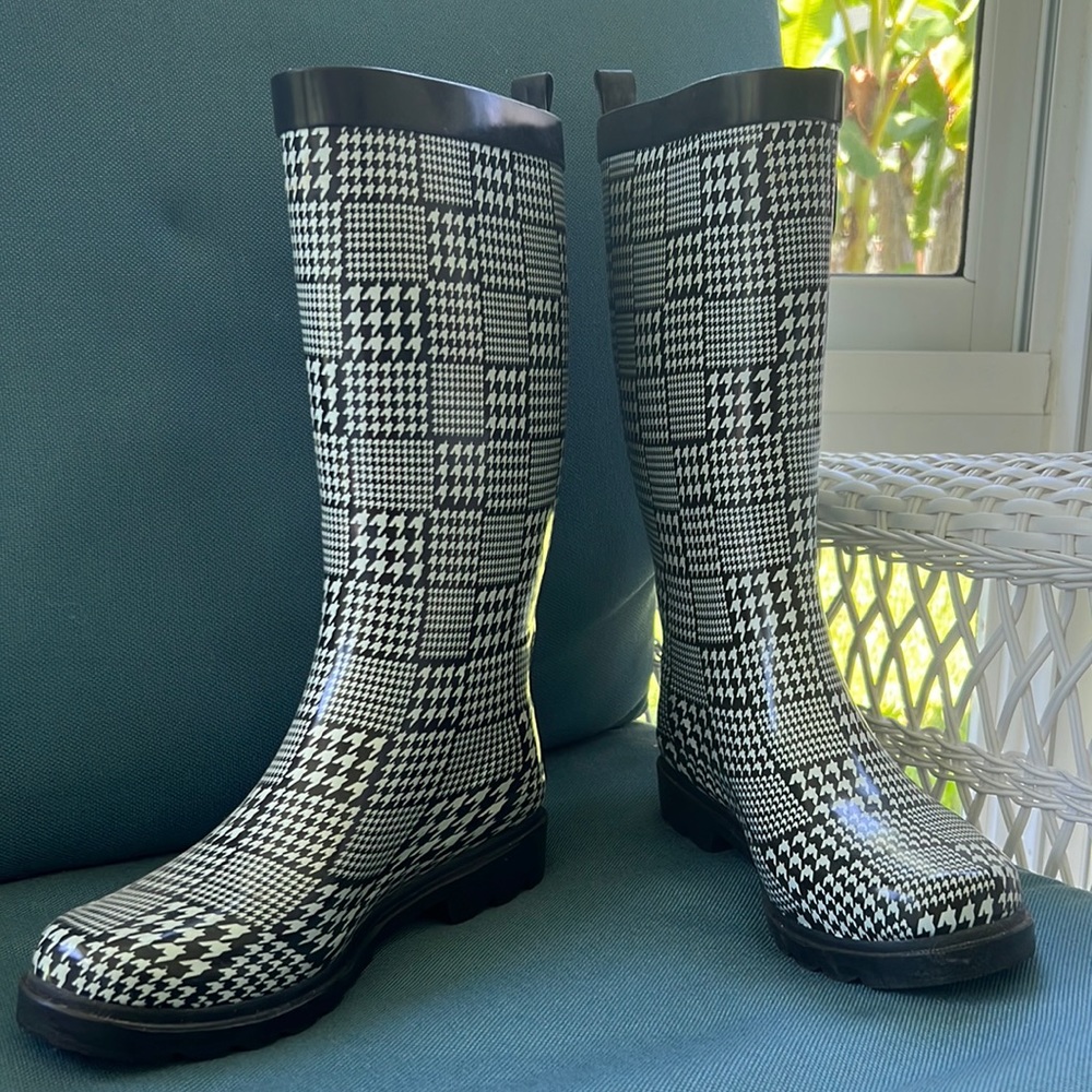 New Rain boots super cute! A must have during raining ☔️ season!